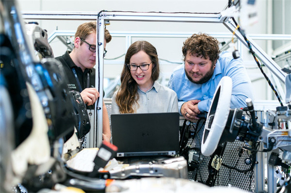 "Translator on Wheels" 100% Translation provides mature language solutions for the automotive industry "Translator on Wheels" 100% Translation provides mature language solutions for the automotive industry